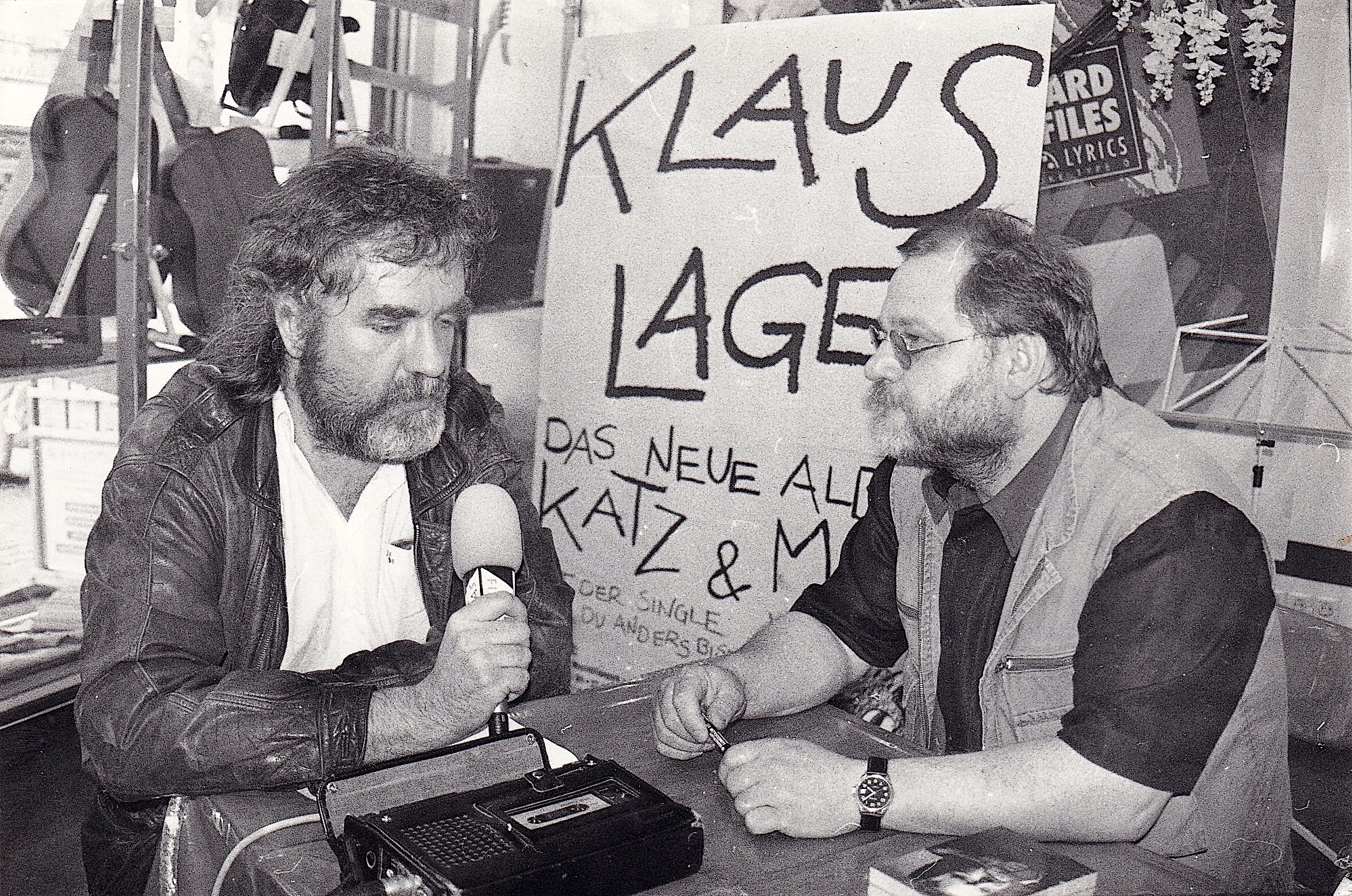 Mit Sonnenbrille und Hundefleisch organiert. Oder: Wozu eigentlich Musiker interviewen?